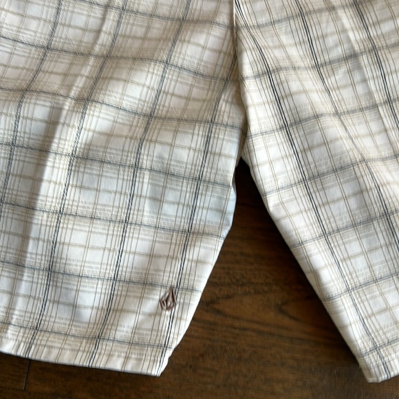 Men’s Volcom cotton shorts. 36” waist. White with tan & blue pattern - Picture 4 of 4